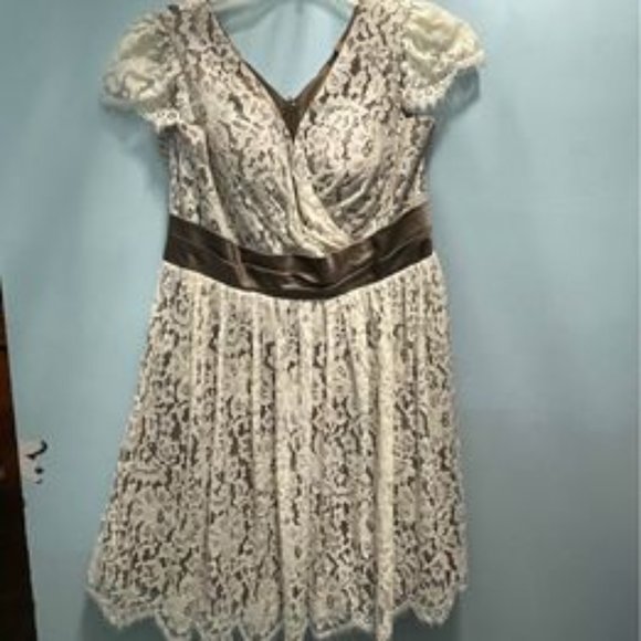 Pretty Maids Size 14 Dress with mocha underlay/waistband and ivory lace - Picture 1 of 4